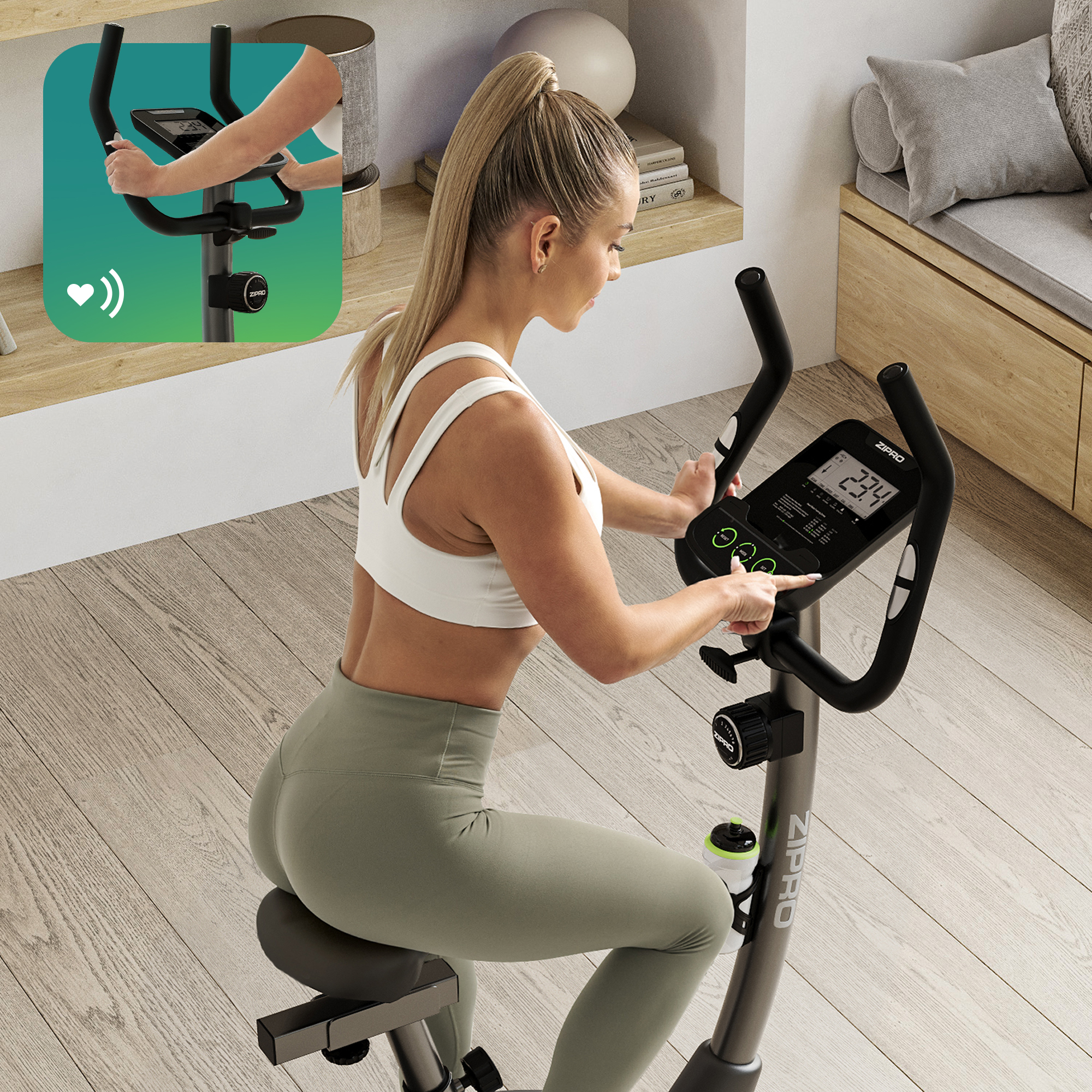 Mujer en bicicleta estática. Lleva top blanco, leggings verdes. Bicicleta con pantalla digital. Fondo es una habitación con suelo de madera.