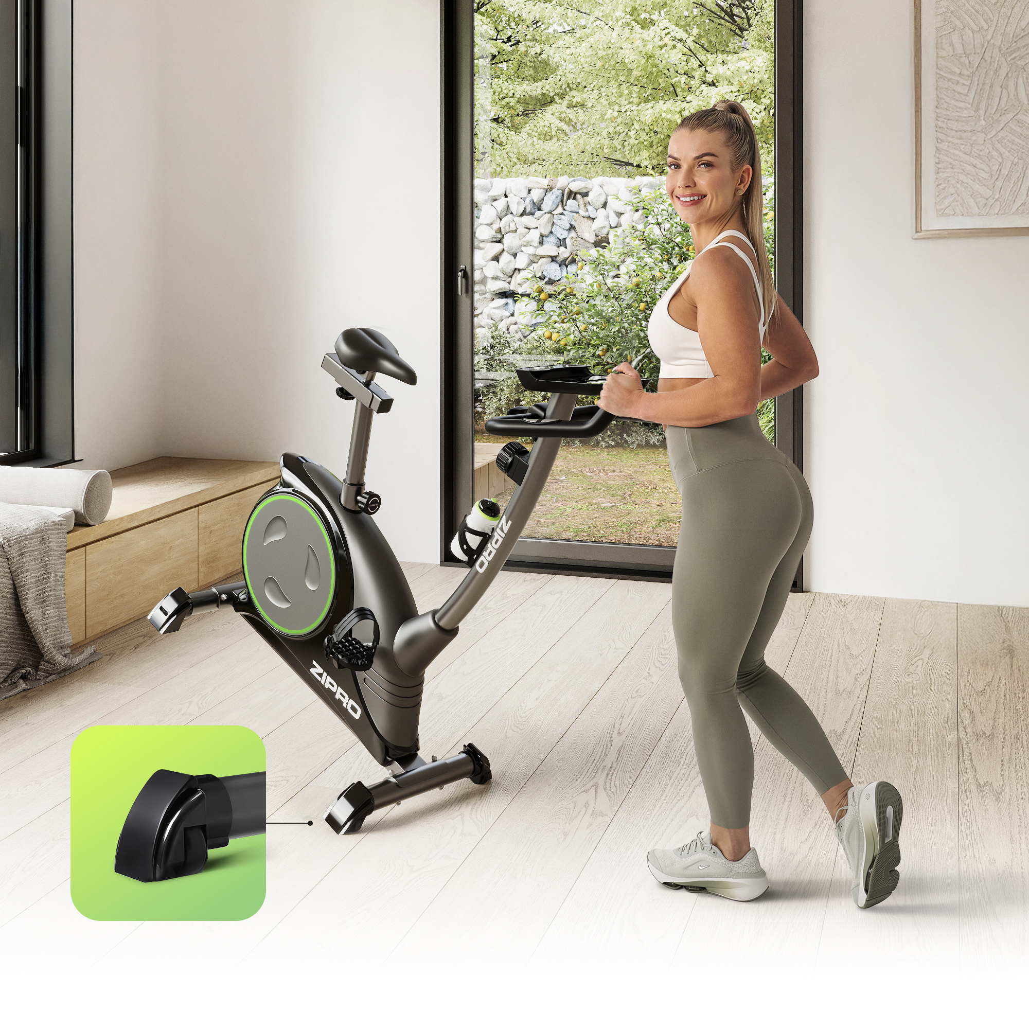 Mujer en ropa deportiva usando una bicicleta estática. La bicicleta es negra y verde, y la mujer sonríe.