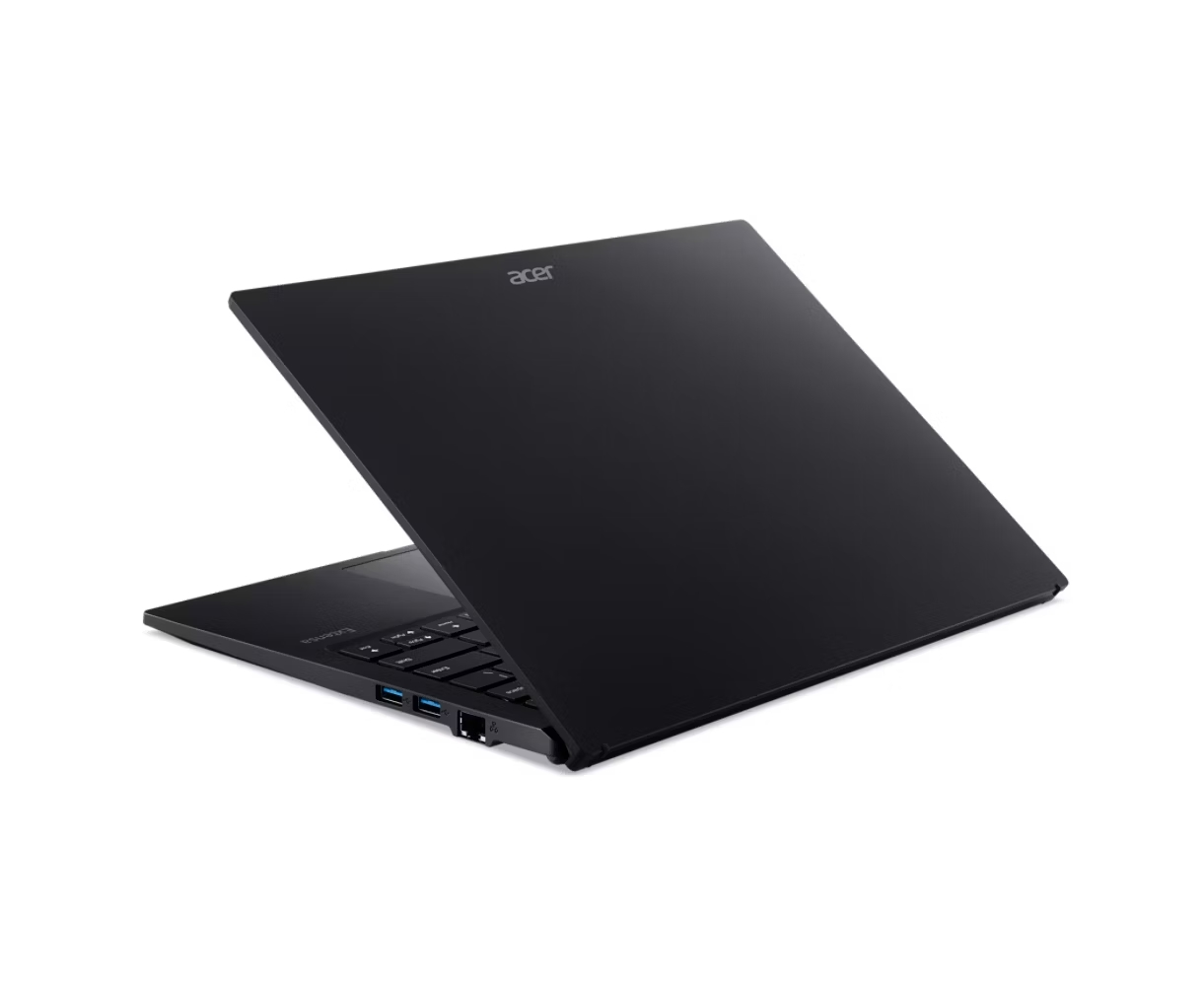 Un laptop Acer nero è aperto. Lo schermo è inclinato all'indietro, mostrando il logo Acer. La tastiera è visibile con porte USB.