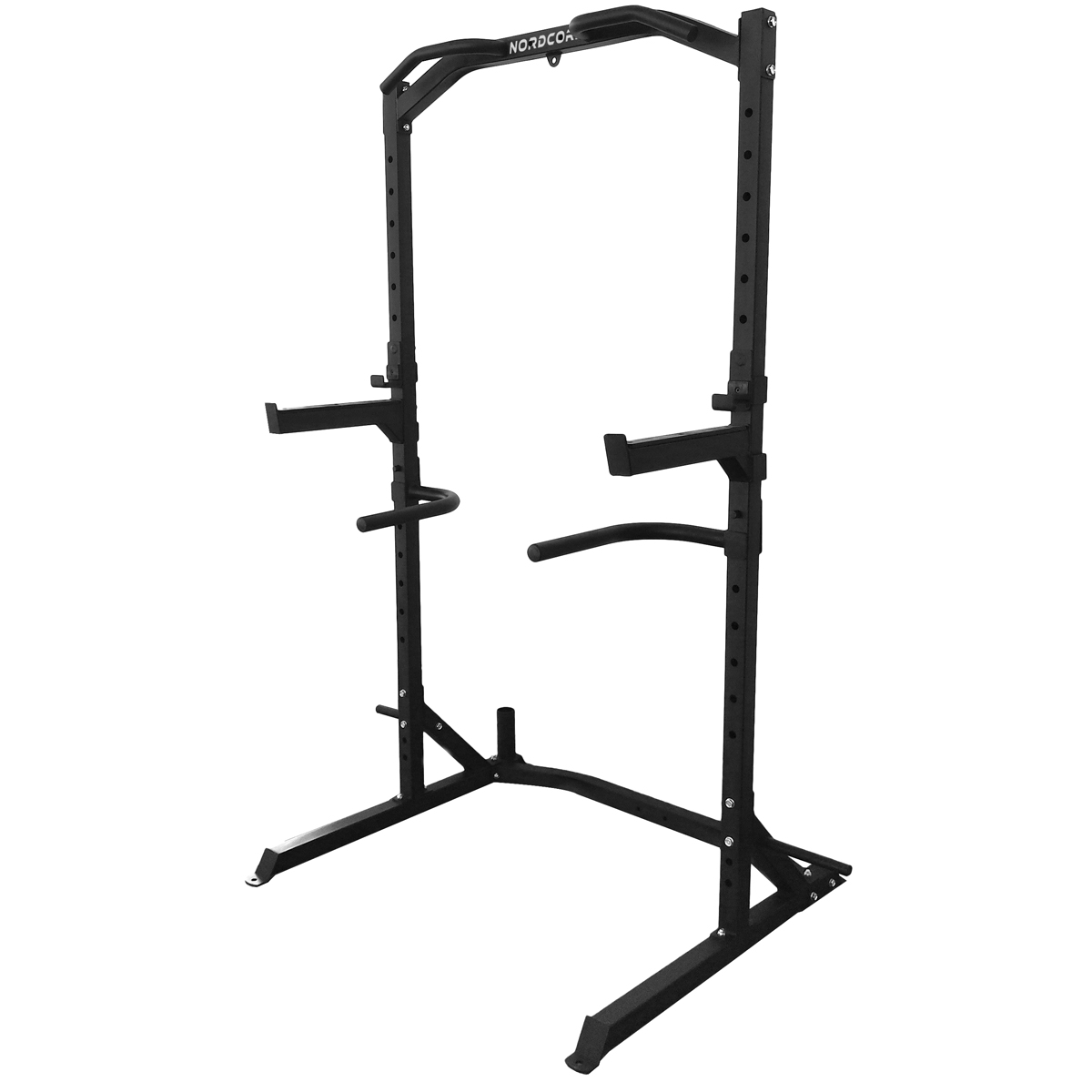 Ein schwarzes Power Rack mit Klimmzugstange, Gewichtshaltern und Sicherheitsstangen. Es steht vor weißem Hintergrund. Der Markenname ist sichtbar.
