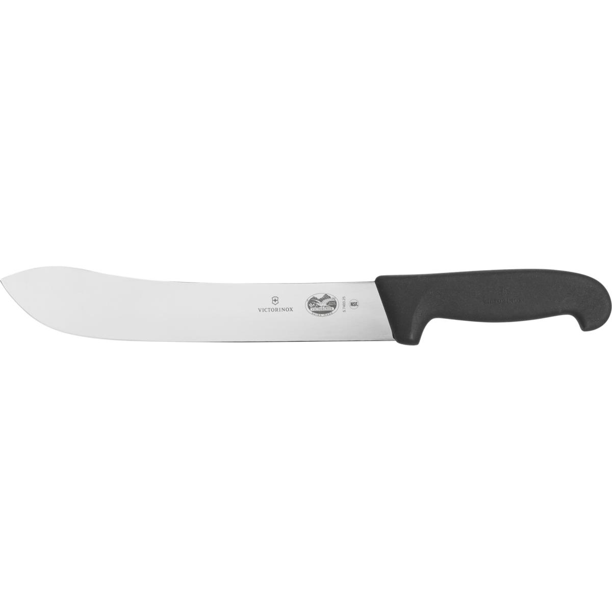 Yatay konumda bir Victorinox kasap bıçağı. Kavisli bir bıçağı, siyah bir sapı ve 'Victorinox' ve 'NSF' gibi markaları var.