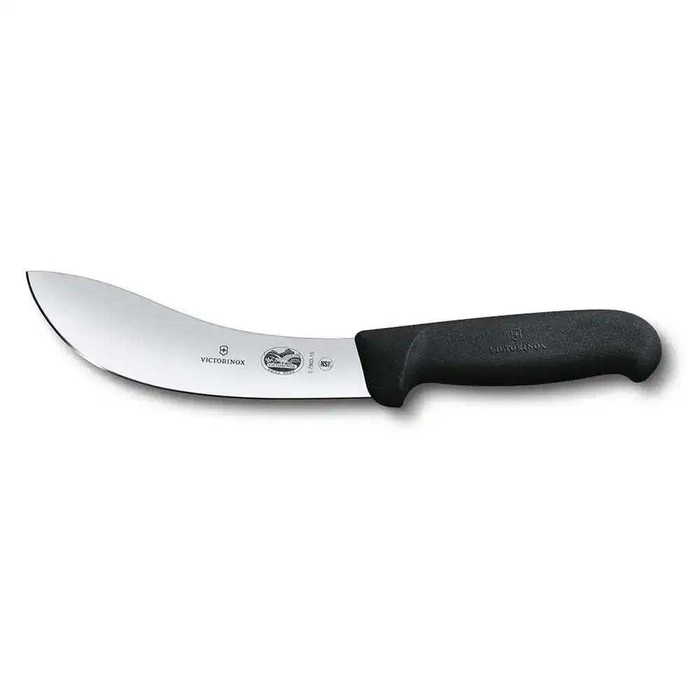 Kavisli bıçak. Siyah bir sapı ve gümüş bir bıçağı var. Victorinox markası bıçak üzerinde görülebilir.