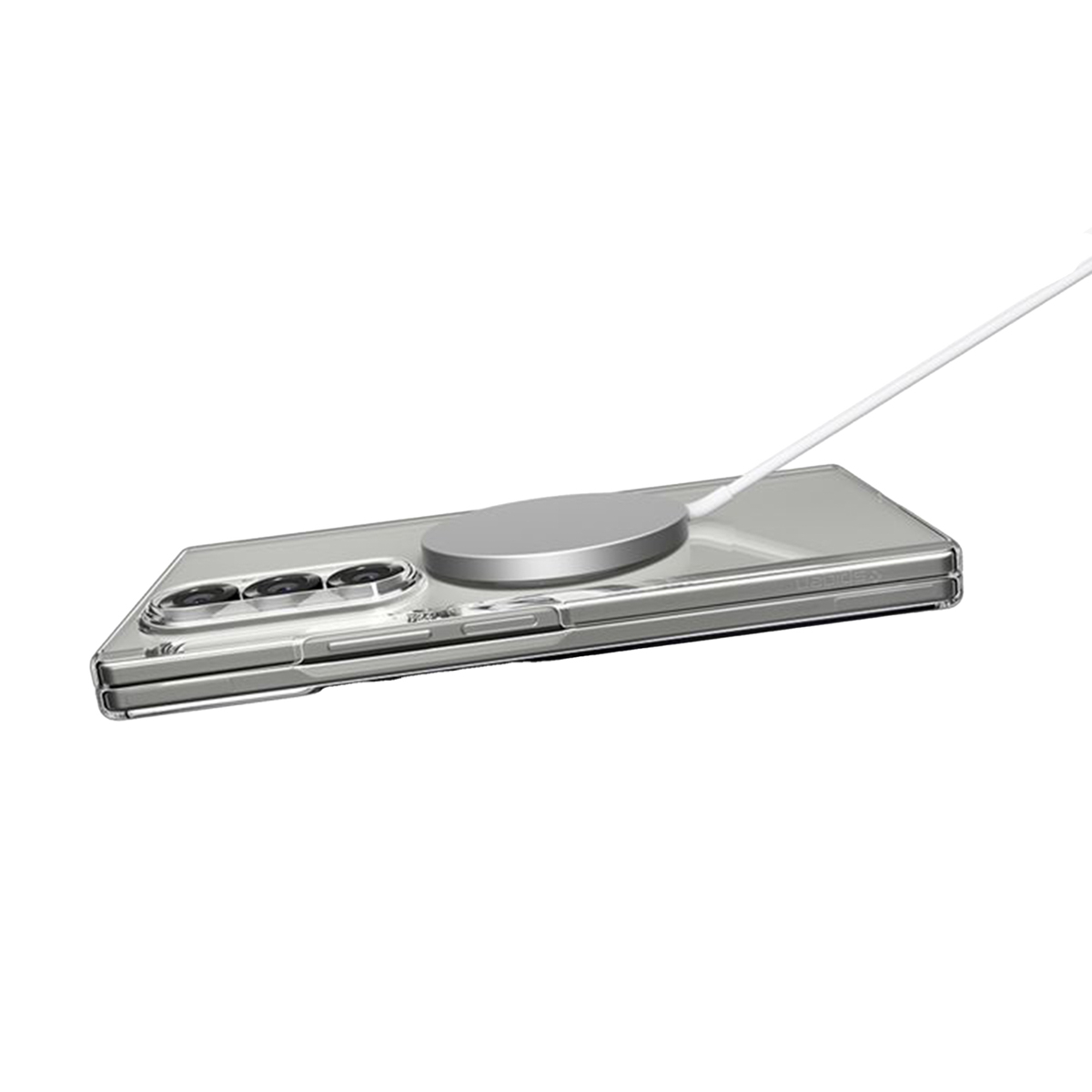Una custodia trasparente per telefono con un pad di ricarica argentato sopra. Un cavo bianco si estende dal pad. Il telefono ha tre obiettivi.