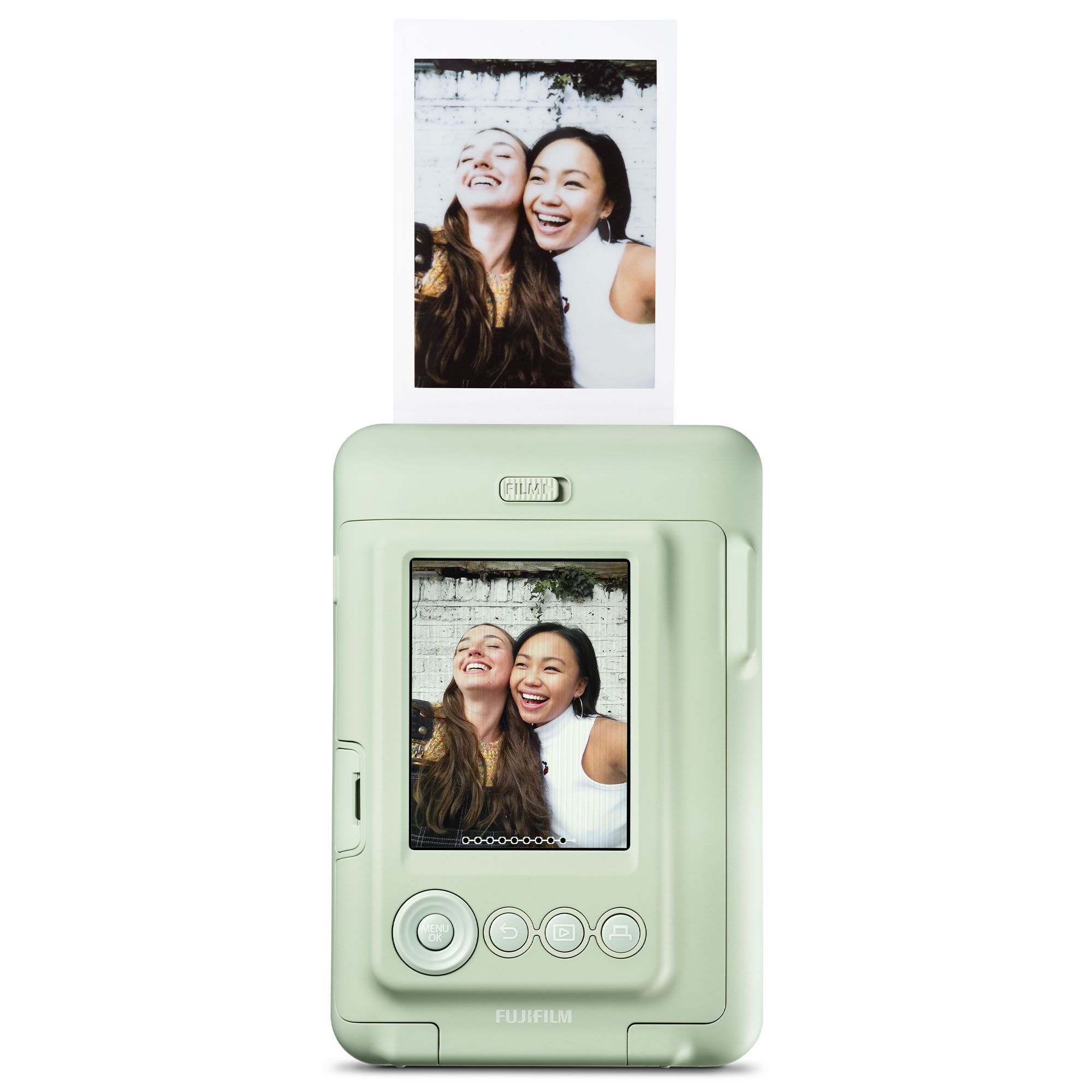 İki gülen kadının fotoğrafını içeren nane yeşili bir Fujifilm Instax kamerası. Fotoğraf kameradan çıkıyor.