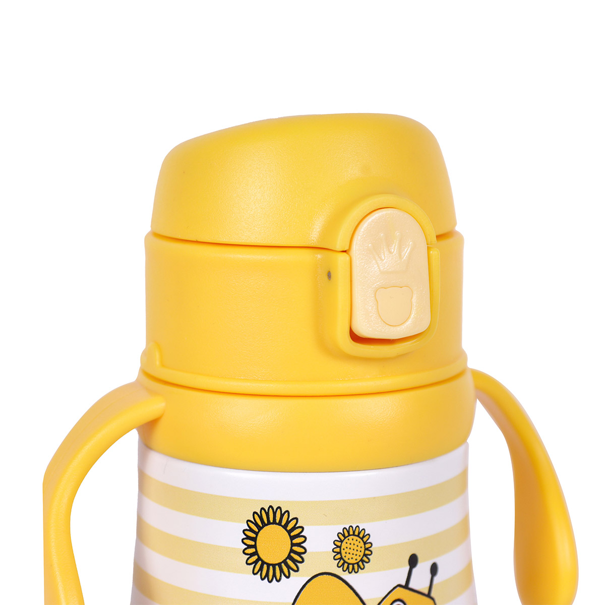 Primer plano de un vaso para sorber amarillo y blanco. Tiene una tapa amarilla con botón, asas y un diseño de soles y una abeja.
