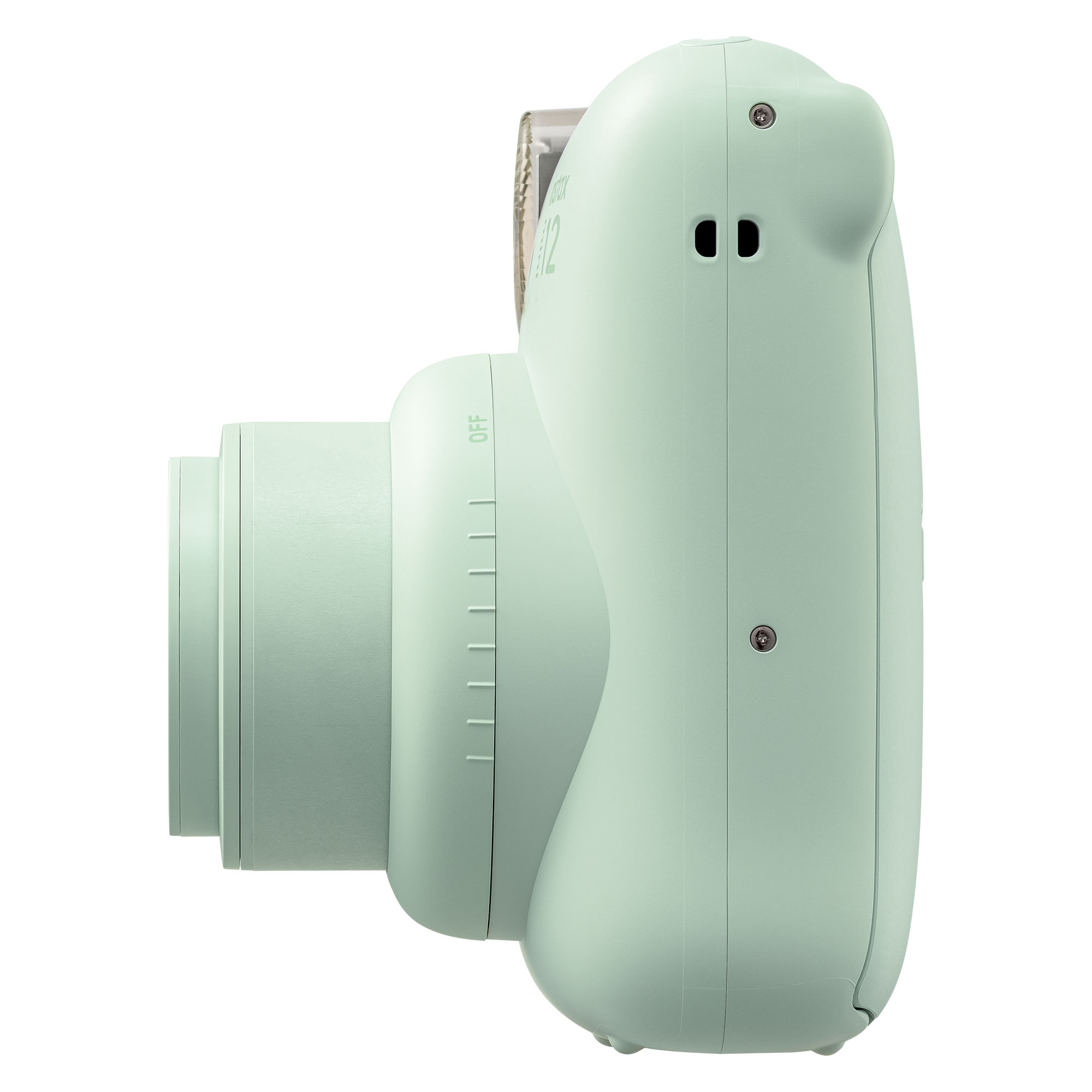 Nane yeşili Fujifilm Instax Mini 12 kameranın yan görünümü. Beyaz arka plan üzerinde. Lens solda.