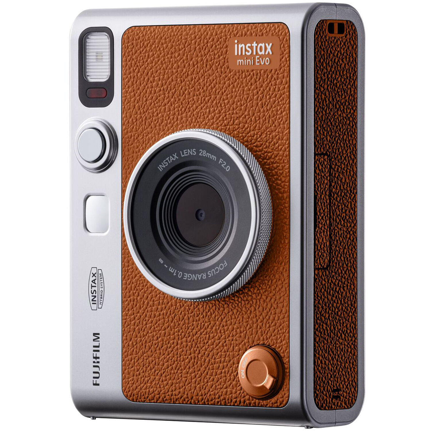 Kahverengi ve gümüş renkli bir Instax Mini Evo kamera. Lens, flaş ve çeşitli düğmeleri var. Gövde, dokulu deri benzeri bir görünüme sahip.