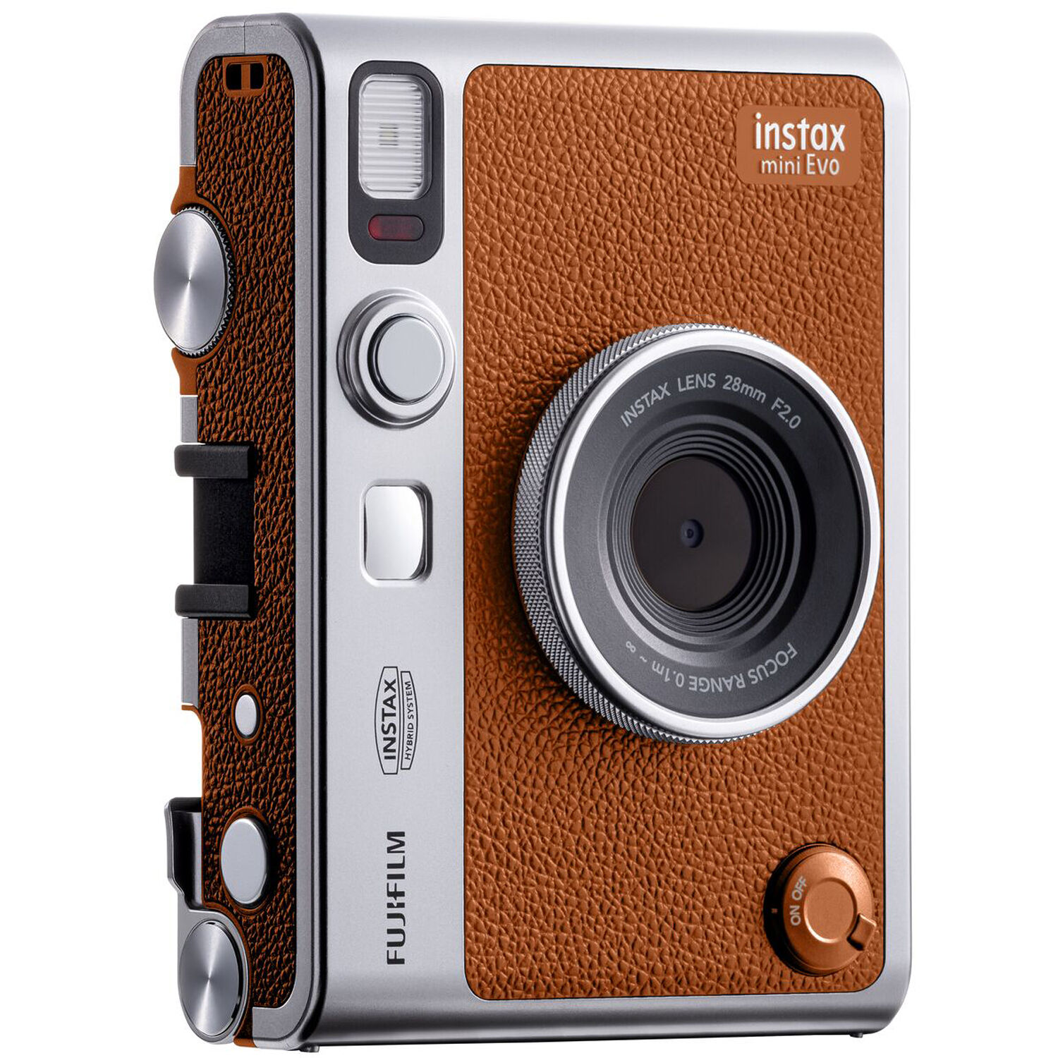 Kahverengi ve gümüş renkli bir Instax Mini Evo kamera. Bir lensi, flaşı ve çeşitli düğmeleri var. Kamera beyaz bir arka plana karşı.