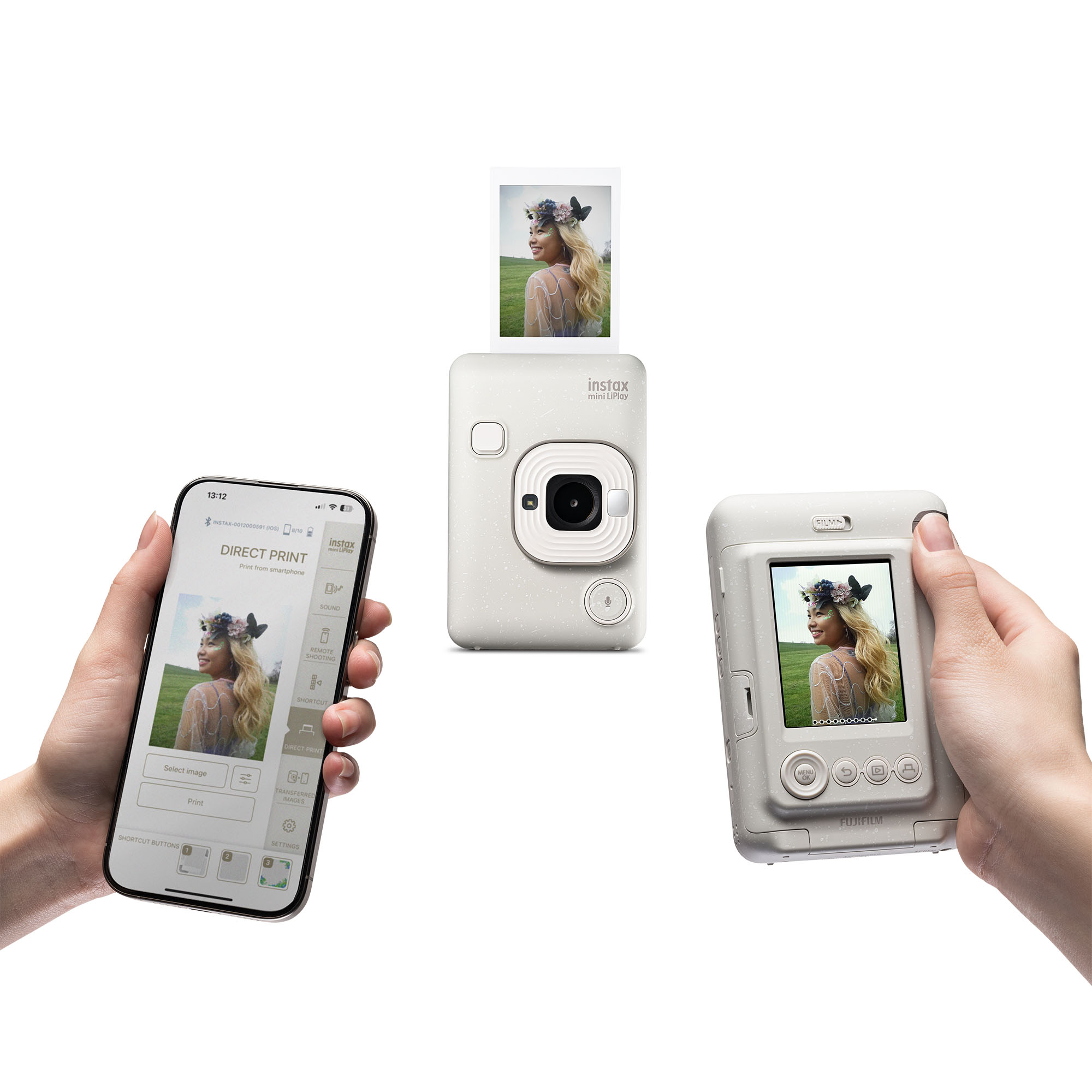 Bir kadının fotoğrafı telefon ve kameradan basılıyor. Telefon baskı seçeneklerini gösteriyor. Kamera fotoğrafı basıyor.