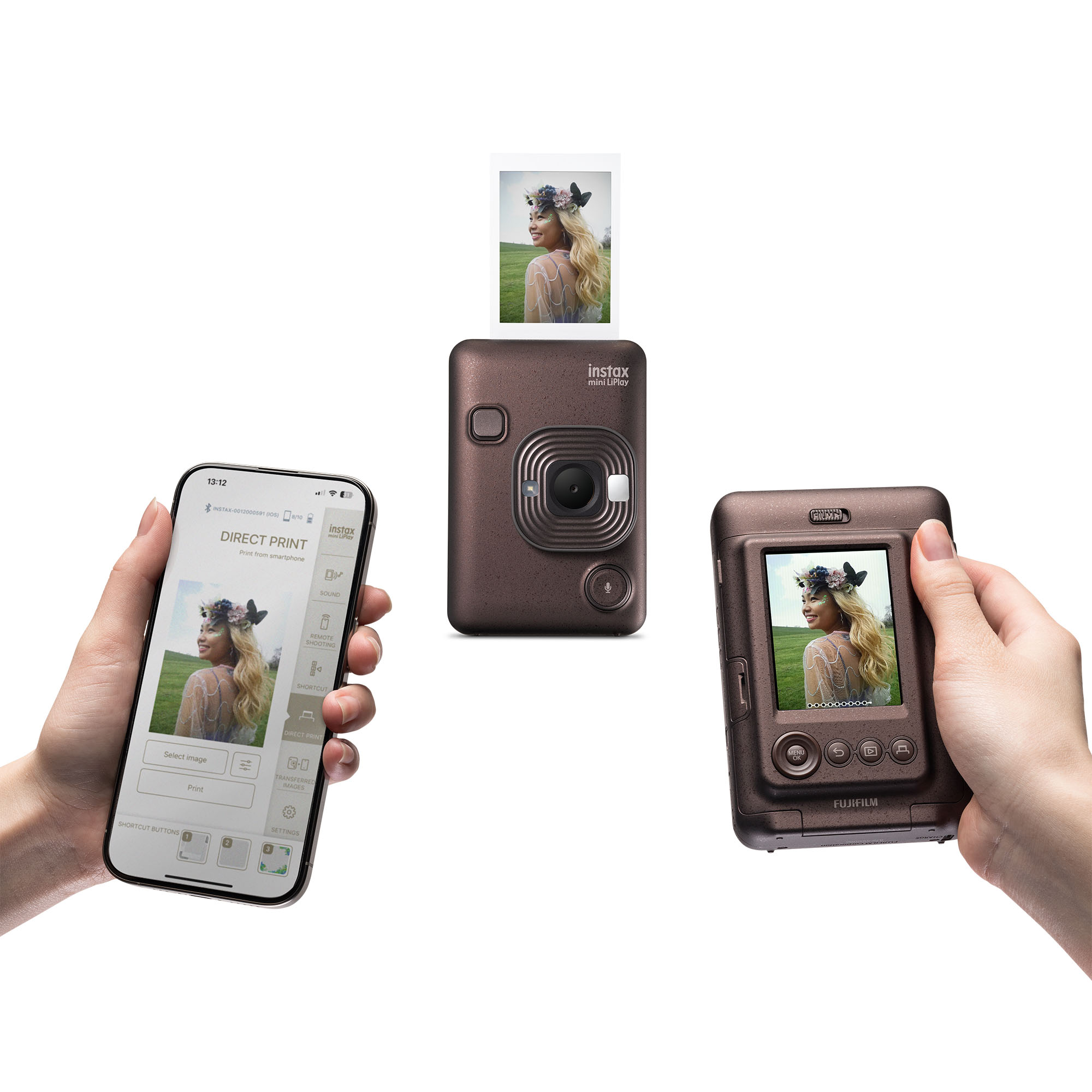 Ellerde akıllı telefon ve kamera, çiçek tacı takan bir kadının basılı fotoğrafını gösteriyor.