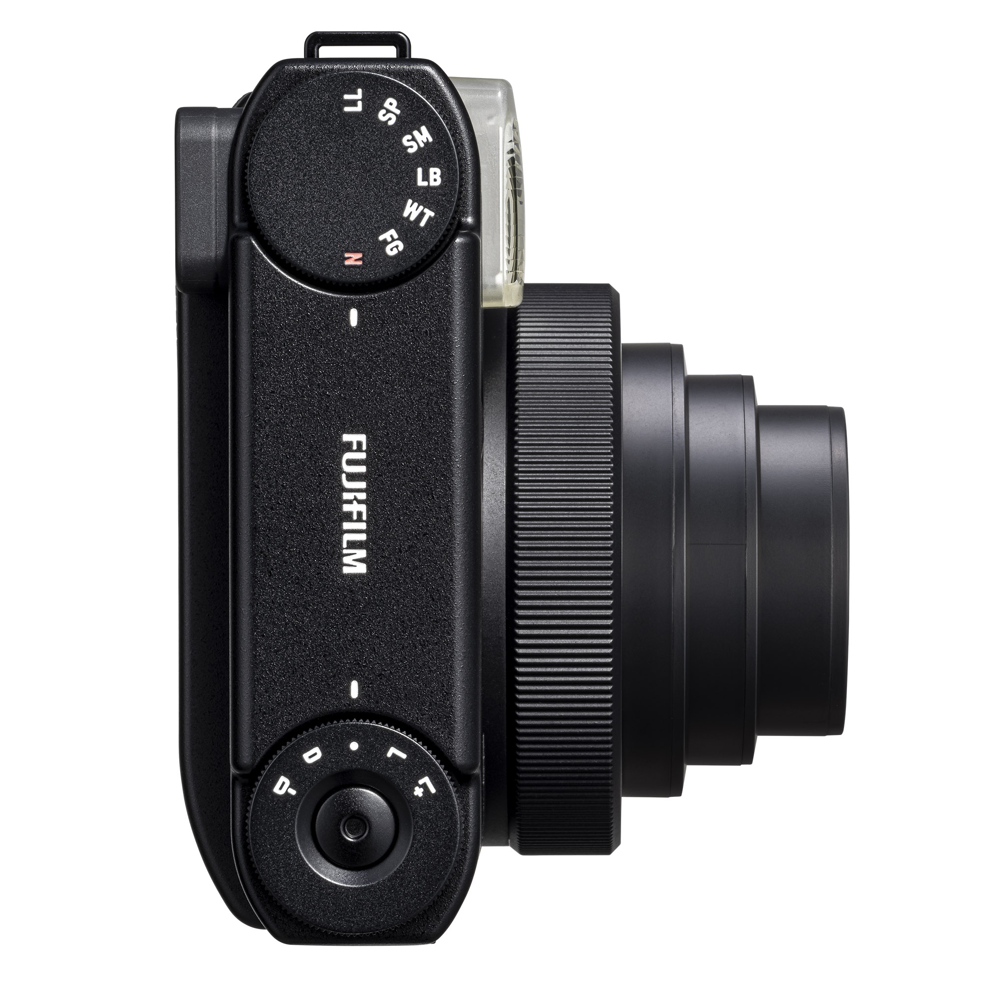 Siyah Fujifilm fotoğraf makinesi, üstten görünüm, lens ve kadranlarla. Beyaz zemin. Fujifilm logosu görünür.