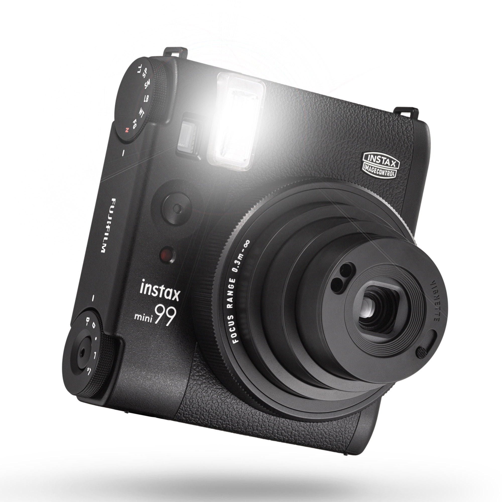 Beyaz arka plan üzerinde flaşlı siyah Instax Mini 99 kamera. Odak aralığı 0,3m-sonsuz. Fujifilm ve Instax logoları.