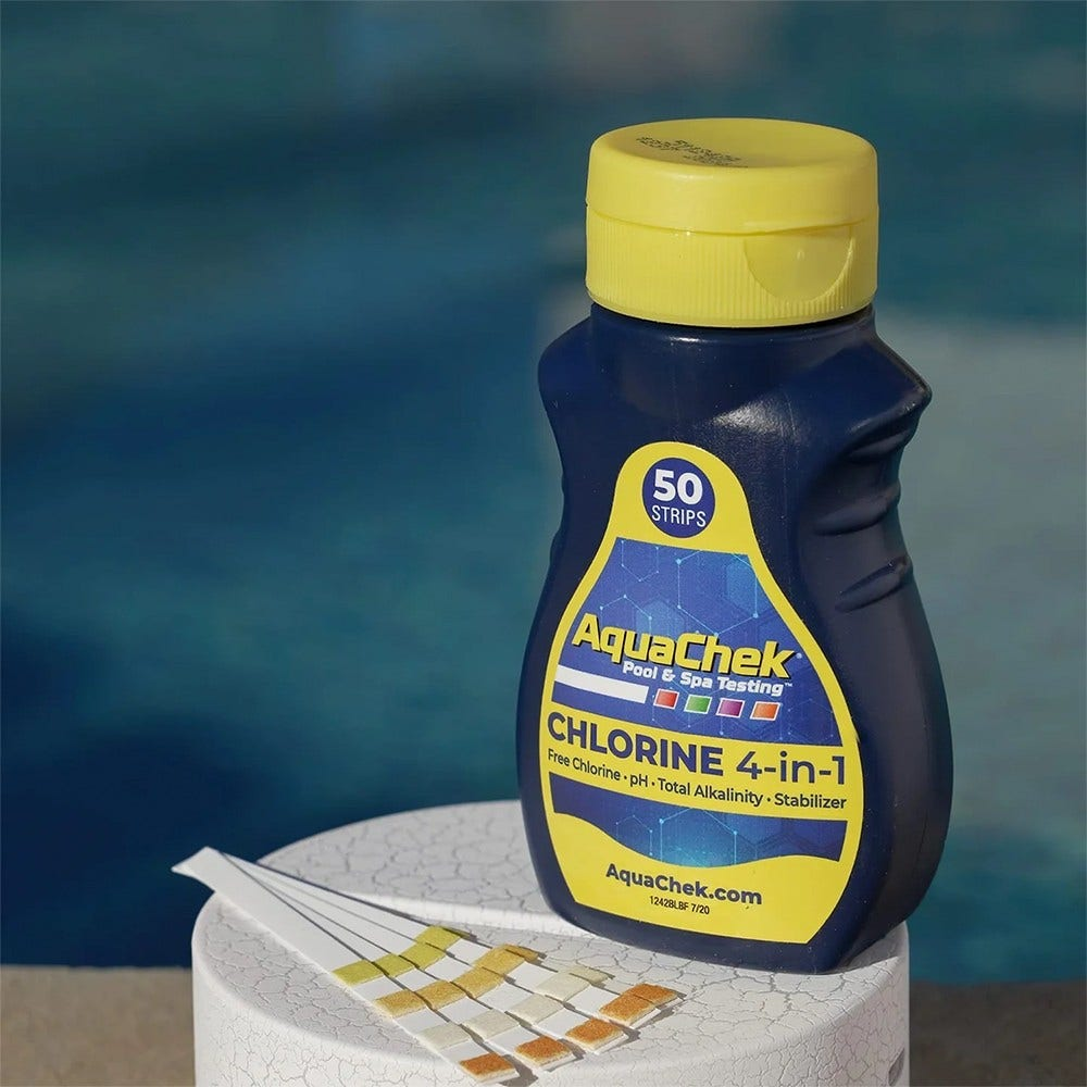 Una bottiglia blu AquaChek con 50 strisce, strisce reattive e un tappo giallo. Lo sfondo è una piscina sfocata.