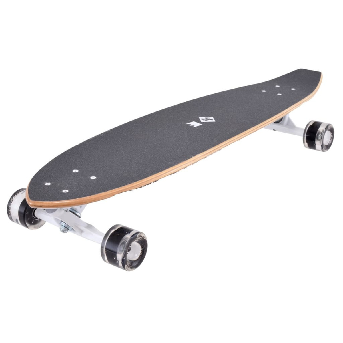 Ein Longboard-Skateboard mit schwarzem Deck und weißen Achsen. Die Rollen sind transparent. Das Board befindet sich auf weißem Hintergrund.