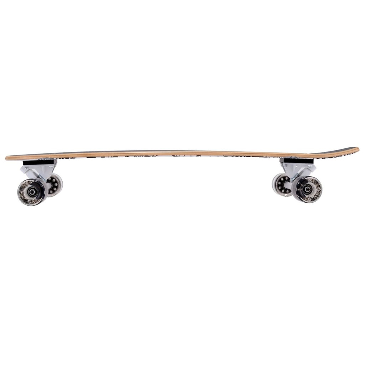 Ein Longboard-Skateboard wird von der Seite gezeigt. Es hat ein Holzdeck mit schwarzen Akzenten und vier Rädern.