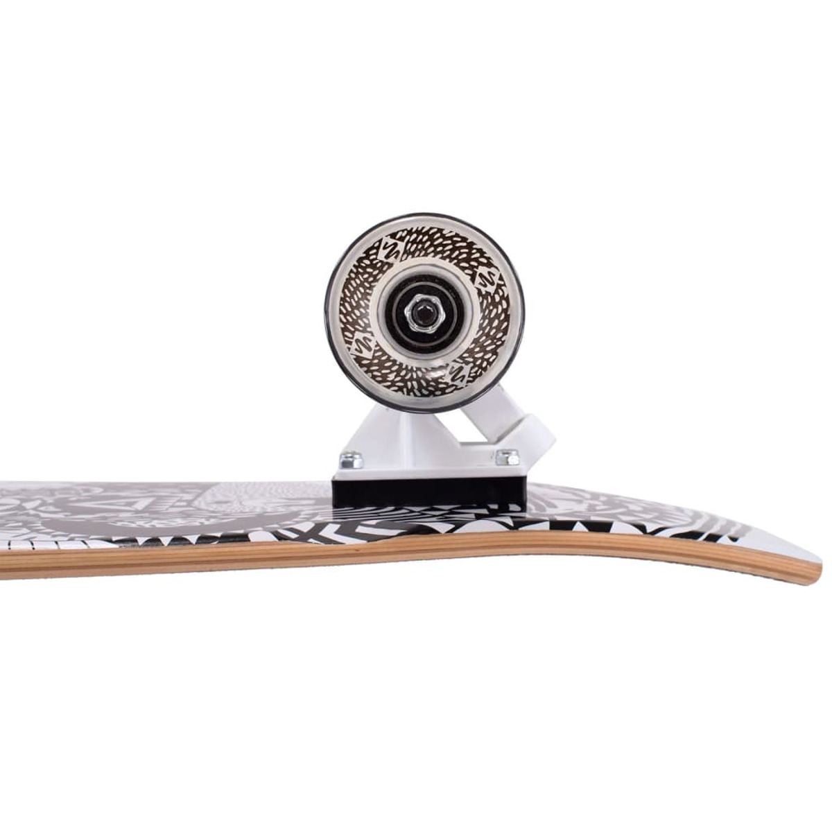 Nahaufnahme eines Skateboards. Ein Rad ist zentriert, weißes und schwarzes Design. Das Board ist holzfarben mit schwarz-weißen Mustern.