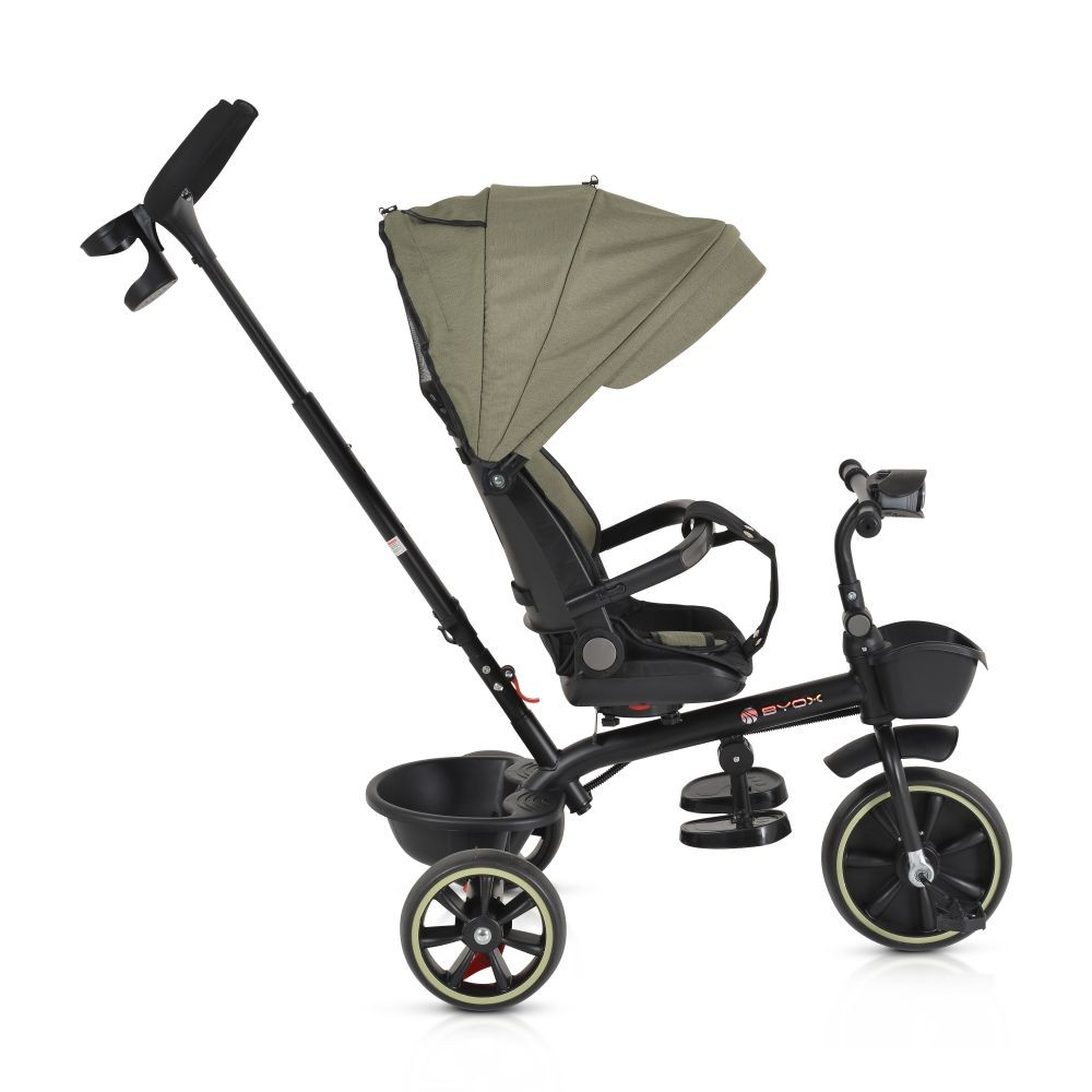 Un triciclo negro con capota verde. Tiene manillar para padres, asiento y cesta. Ruedas negras con detalles amarillos.