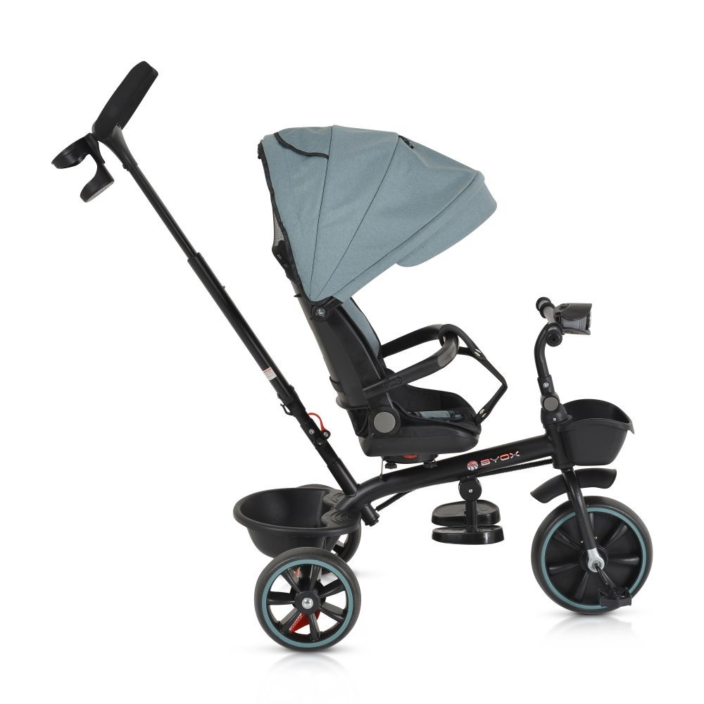 Un triciclo negro con capota y detalles azules. Tiene un mango para padres, un asiento y una cesta. Está sobre fondo blanco.