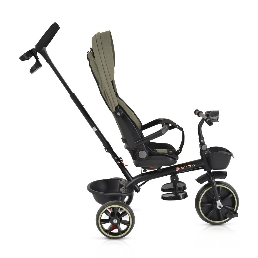 Un triciclo negro con asiento y capota verdes. Tiene tres ruedas, una cesta, un asa y la marca 'BYOX'.