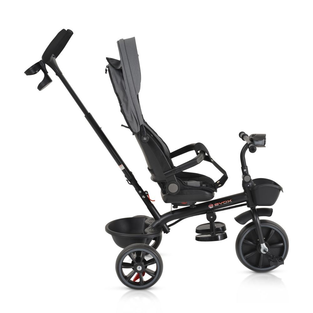 Triciclo negro con capota y manillar grises. Con asiento, reposapiés y cesta. Las ruedas son negras con detalles rojos.