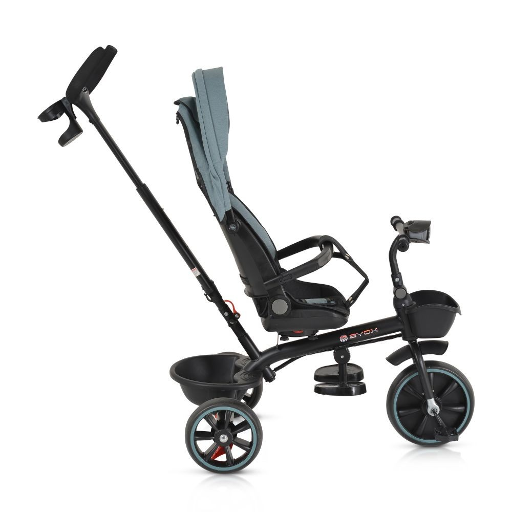 Un triciclo negro con asiento y capota azul claro. Tiene tres ruedas, una cesta y un manillar para padres.