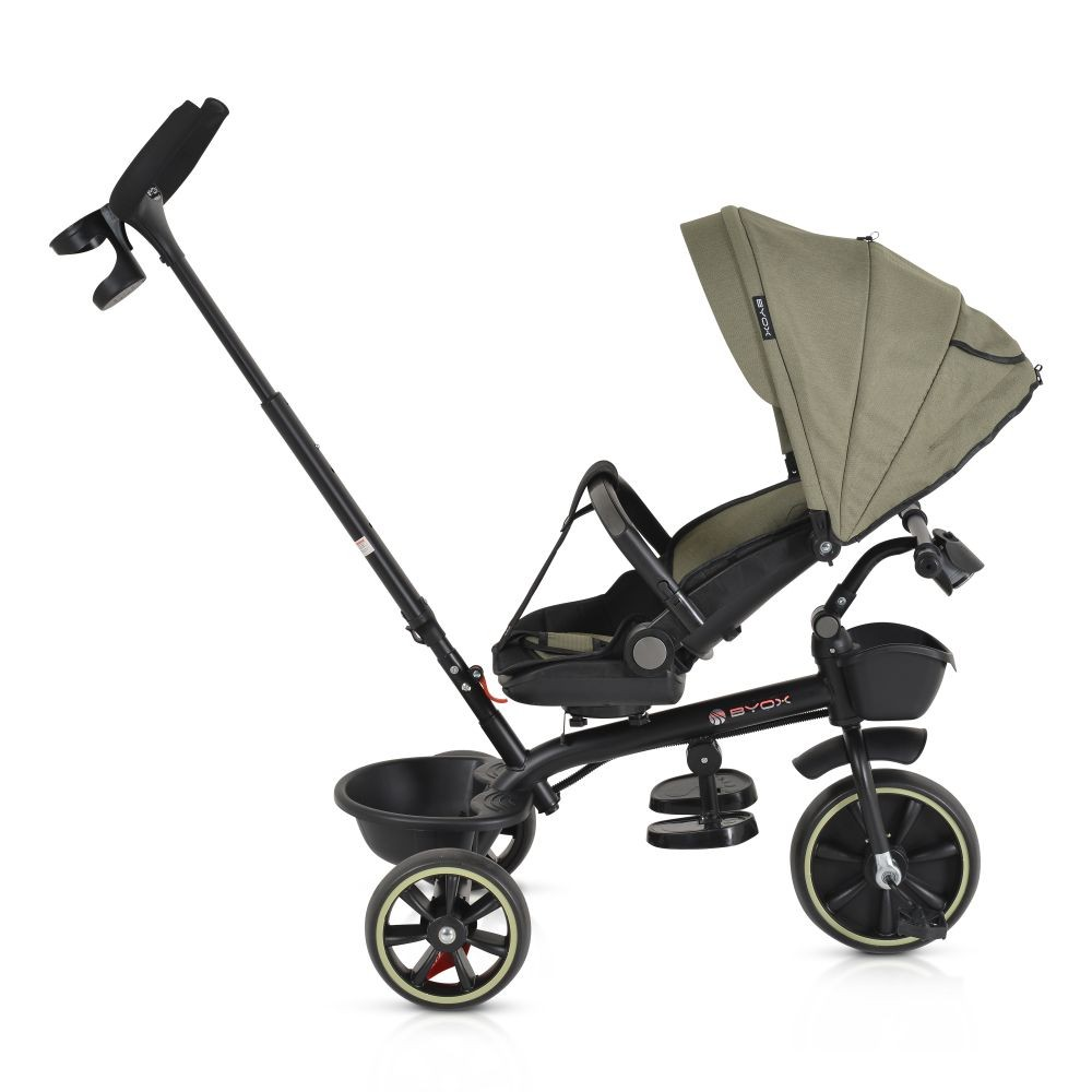 Un triciclo BYOX negro con capota verde. Tiene tres ruedas, asiento, reposapiés, cesta de almacenamiento y manillar para padres.