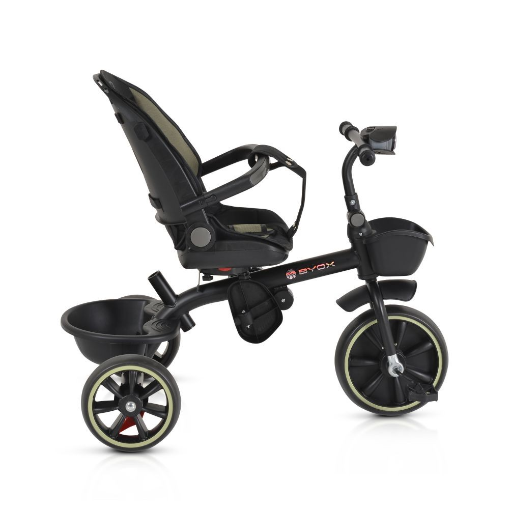 Triciclo negro con asiento, manillar y cesta. Las ruedas tienen llantas amarillas. El asiento es negro con acolchado gris.