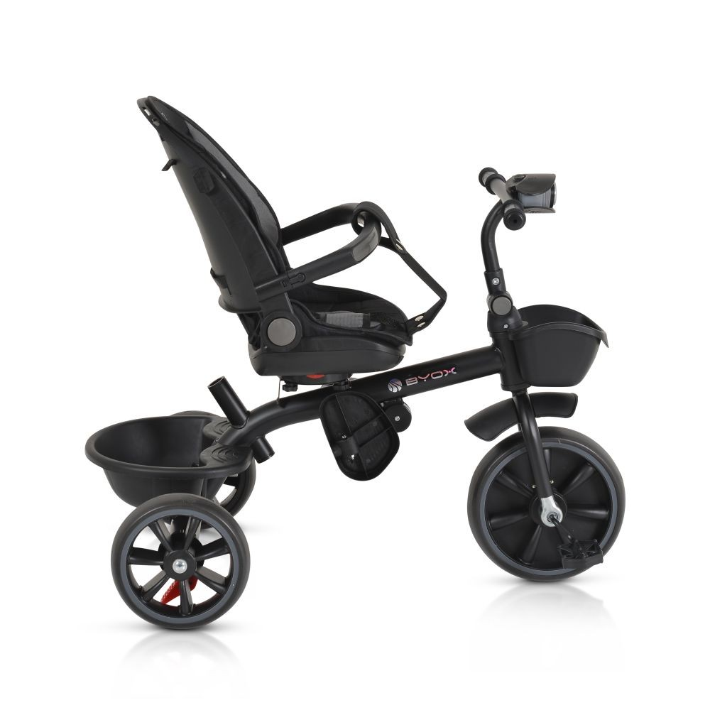 Un triciclo negro con asiento alto, cesta y pequeño espacio de almacenamiento delantero. Las ruedas son negras y el asiento gris.