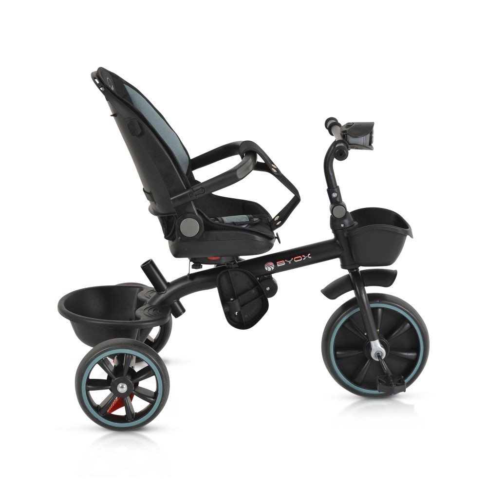 Triciclo negro con cesta y asiento. Tiene detalles azules en las ruedas y el respaldo del asiento. Fondo blanco.