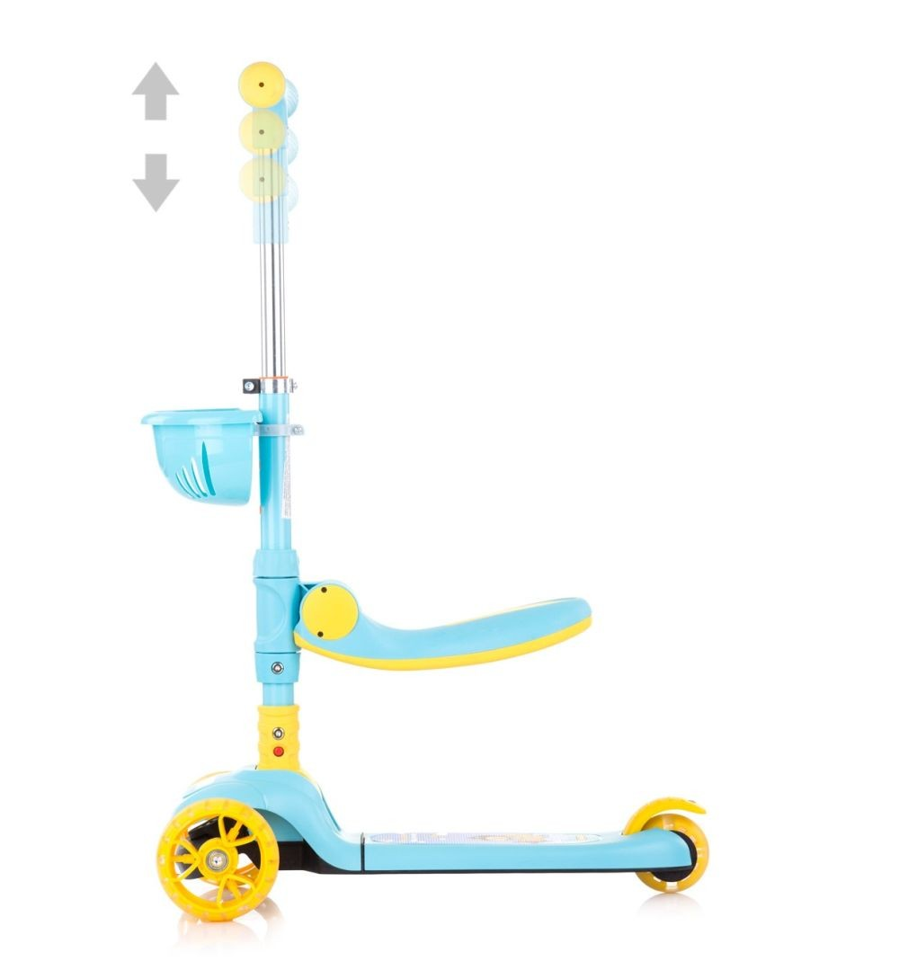 Un patinete azul y amarillo con tres ruedas. Tiene asiento, manillar y cesta. El fondo es blanco.