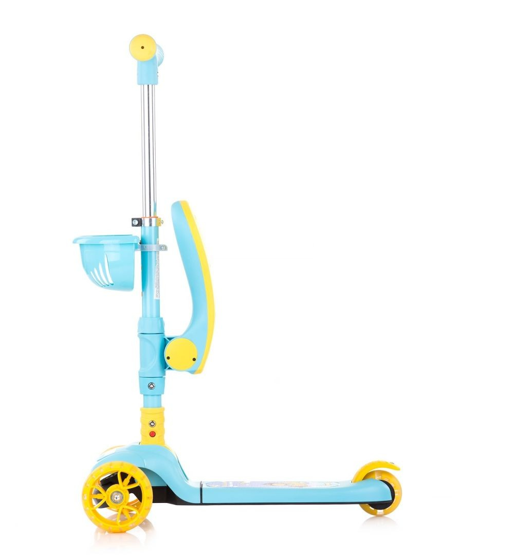 Un patinete azul y amarillo. Tiene tres ruedas, manillar, cesta y asiento. El patinete está sobre un fondo blanco.