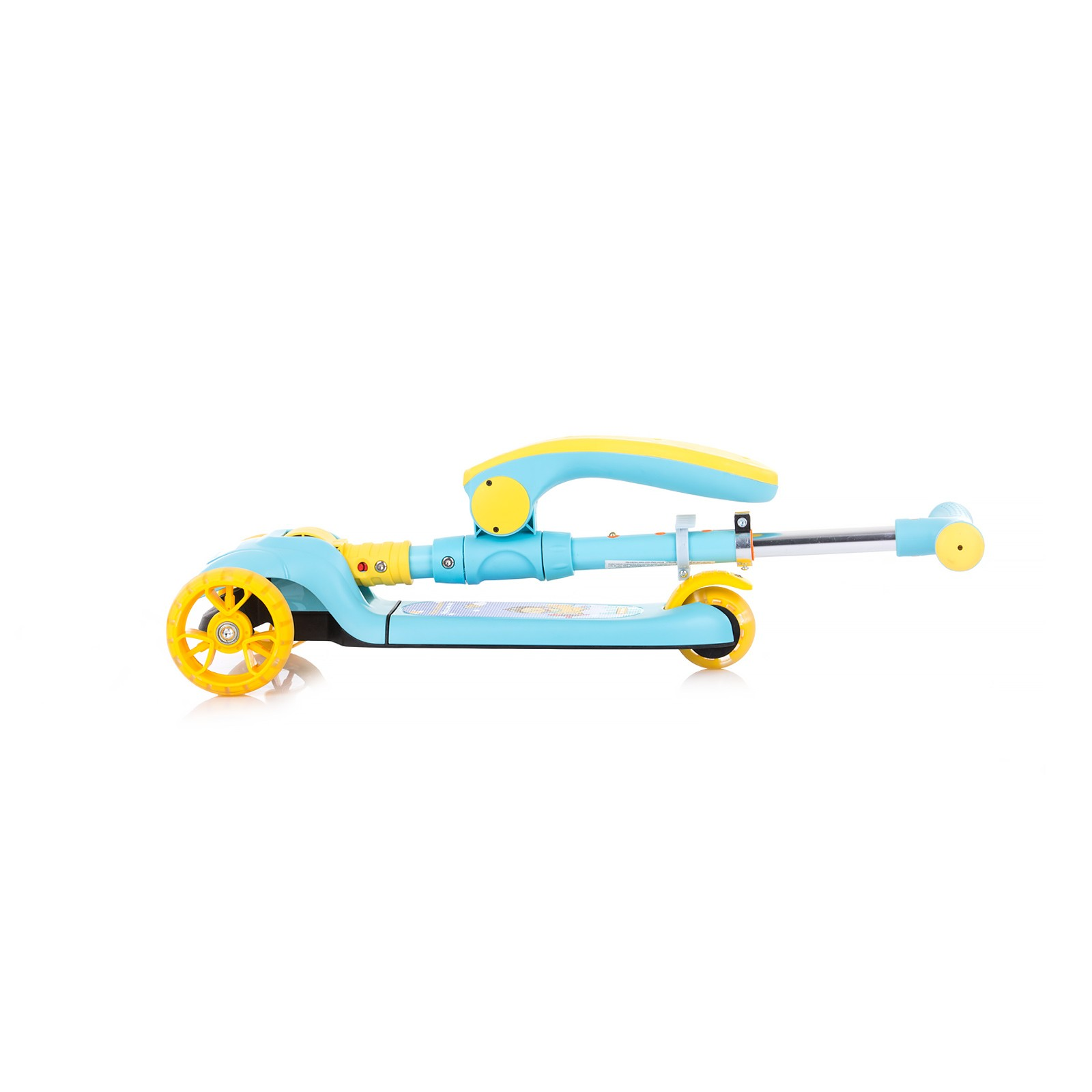 Un patinete azul y amarillo. Tiene tres ruedas amarillas. El manillar también es amarillo y azul. El fondo es blanco.