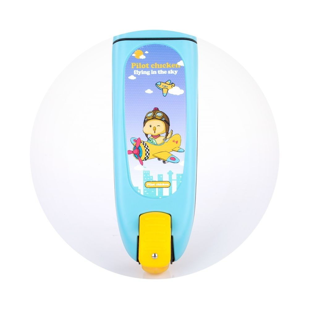 Un patinete de juguete azul y amarillo. Tiene un dibujo animado de un pollo en un avión. El texto dice 'Piloto pollo volando en el cielo'.