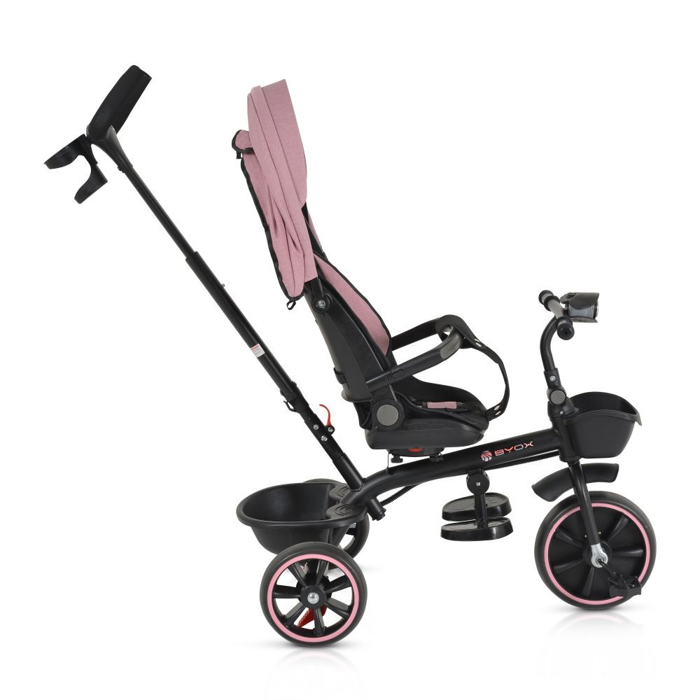 Un triciclo negro con detalles rosas, incluyendo las ruedas y el forro del asiento. Tiene un asa para padres y una sombrilla.