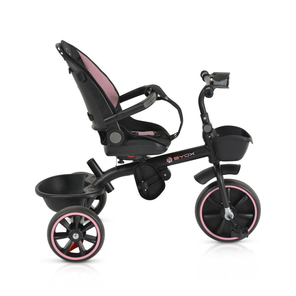 Un triciclo negro con asiento rosa y ruedas con borde rosa sobre fondo blanco.