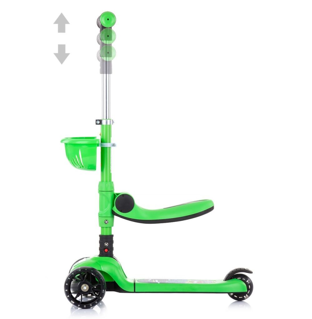 Un patinete verde con asiento y cesta, vista lateral. Tiene tres ruedas y manillar ajustable. Flechas indican ajuste de altura.