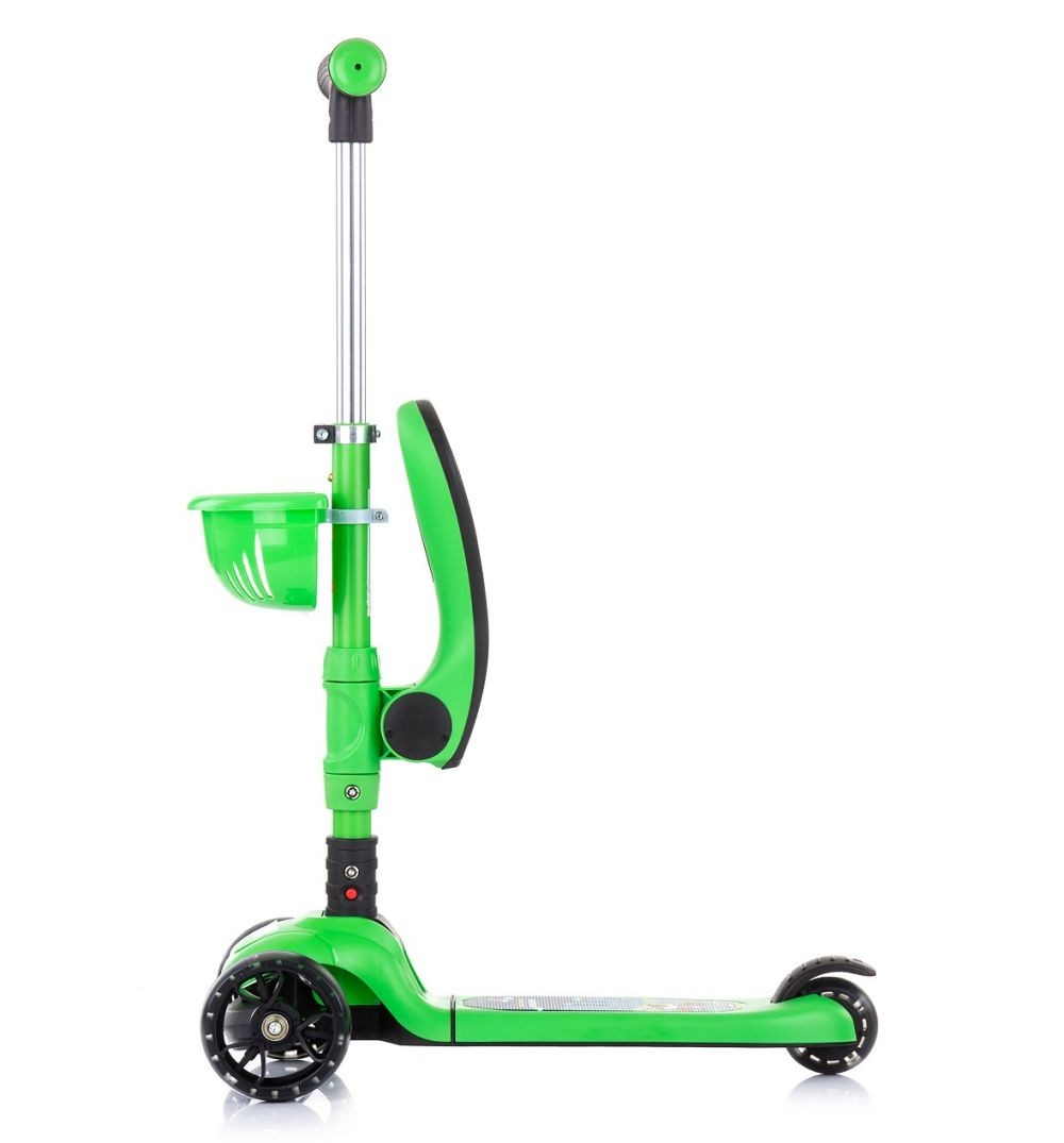 Un patinete verde de tres ruedas. Tiene un manillar, una cesta y un asiento negro y verde. El fondo es blanco.