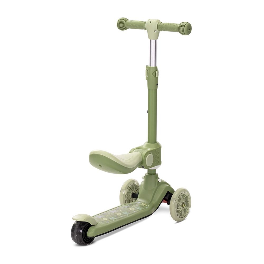 Un patinete verde con tres ruedas, un asiento y manillar. Está diseñado para niños pequeños y sobre un fondo blanco.