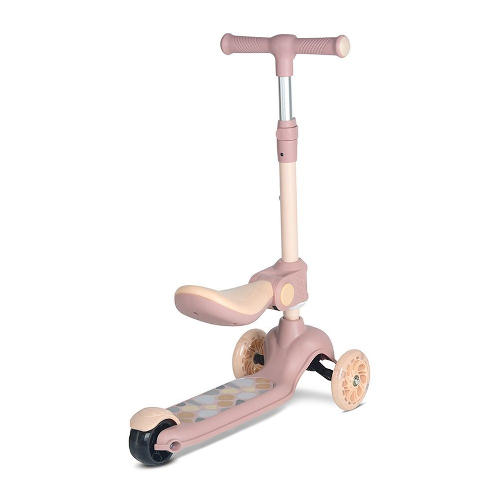 Un patinete rosa y beige de tres ruedas con asiento y manillar ajustable, sobre fondo blanco.