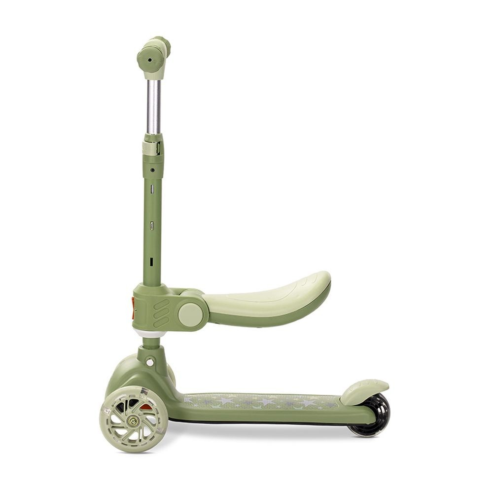 Un patinete verde con tres ruedas, asiento y manillar ajustable sobre fondo blanco.