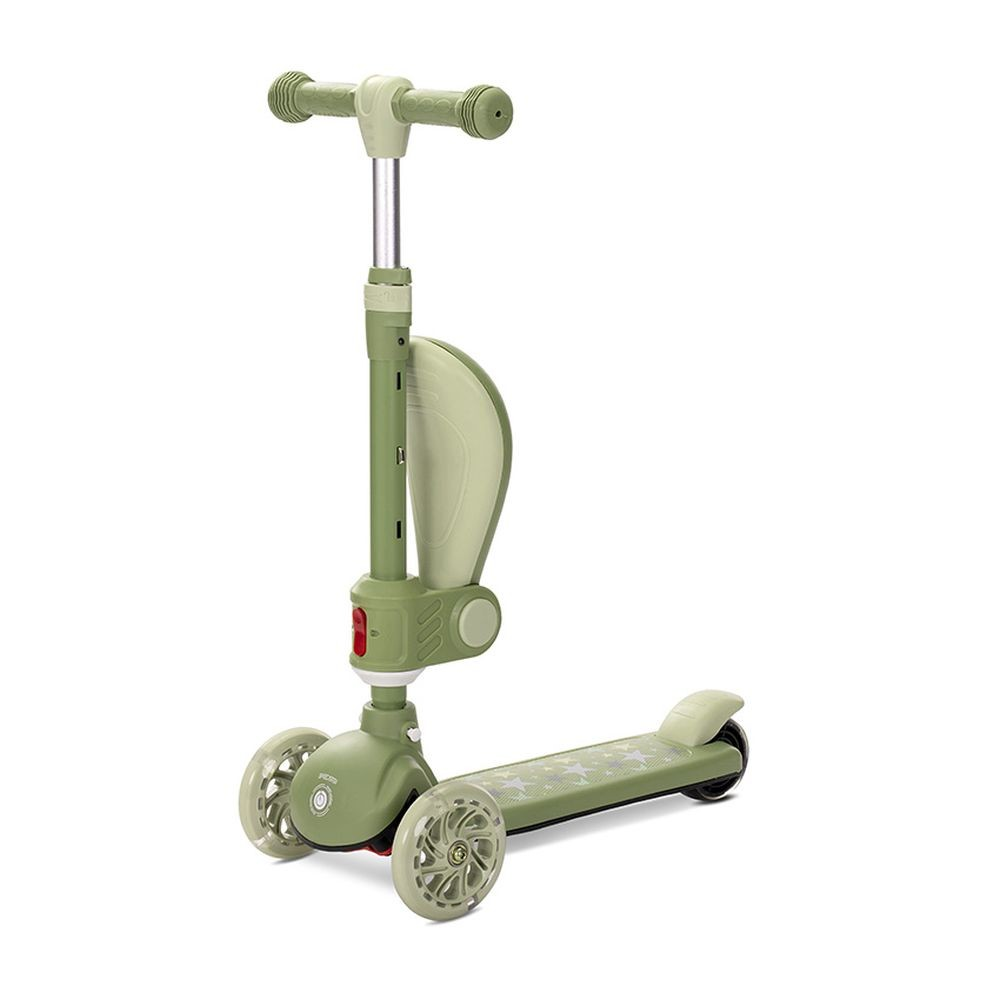 Un patinete infantil verde y blanco con tres ruedas. Tiene manillar, asiento y reposapiés. Las ruedas son transparentes.