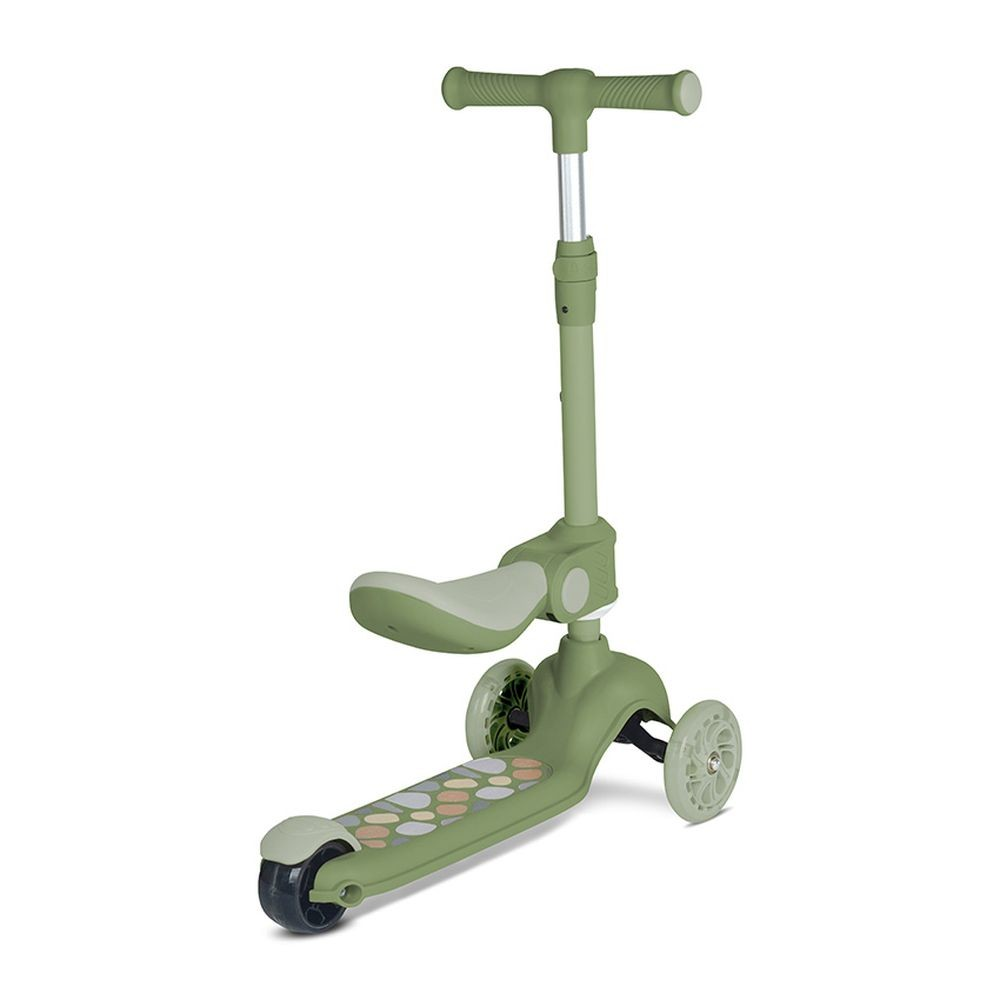 Un scooter verde con asiento, tres ruedas y manillar. La plataforma tiene patrones circulares. El fondo es blanco.