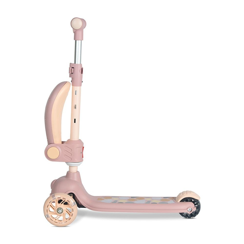 Un patinete rosa de tres ruedas. Tiene manillar, plataforma para los pies con estampado y un soporte curvo.