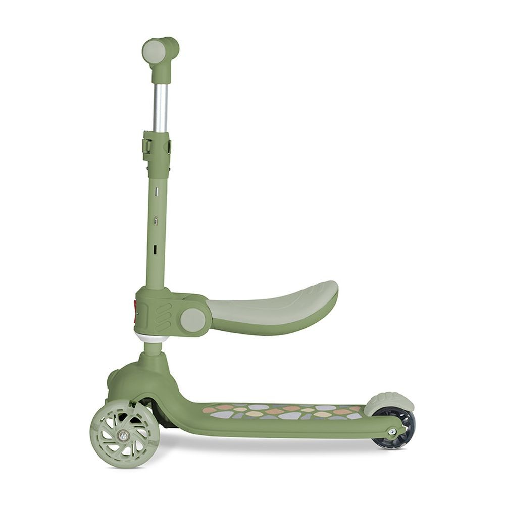 Un patinete verde con tres ruedas, un asiento y un manillar ajustable. El patinete está sobre un fondo blanco.