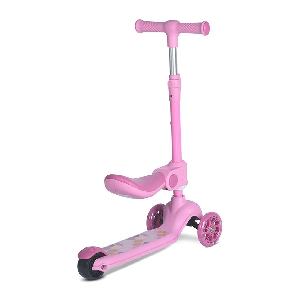 Un patinete rosa con tres ruedas, un asiento y un manillar. Tiene una plataforma rosa con diseño estampado.