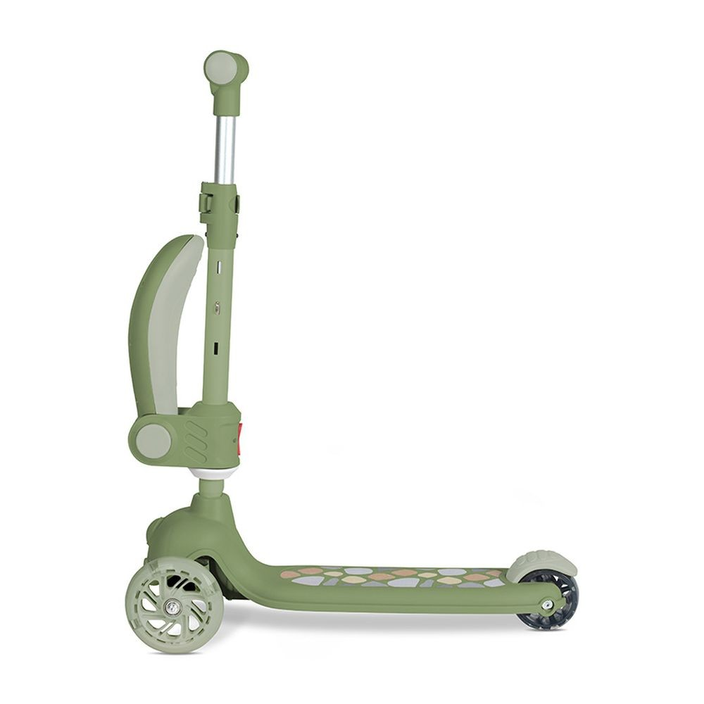 Un patinete verde con tres ruedas. Tiene un manillar, una plataforma y un freno trasero. El patinete está sobre un fondo blanco.