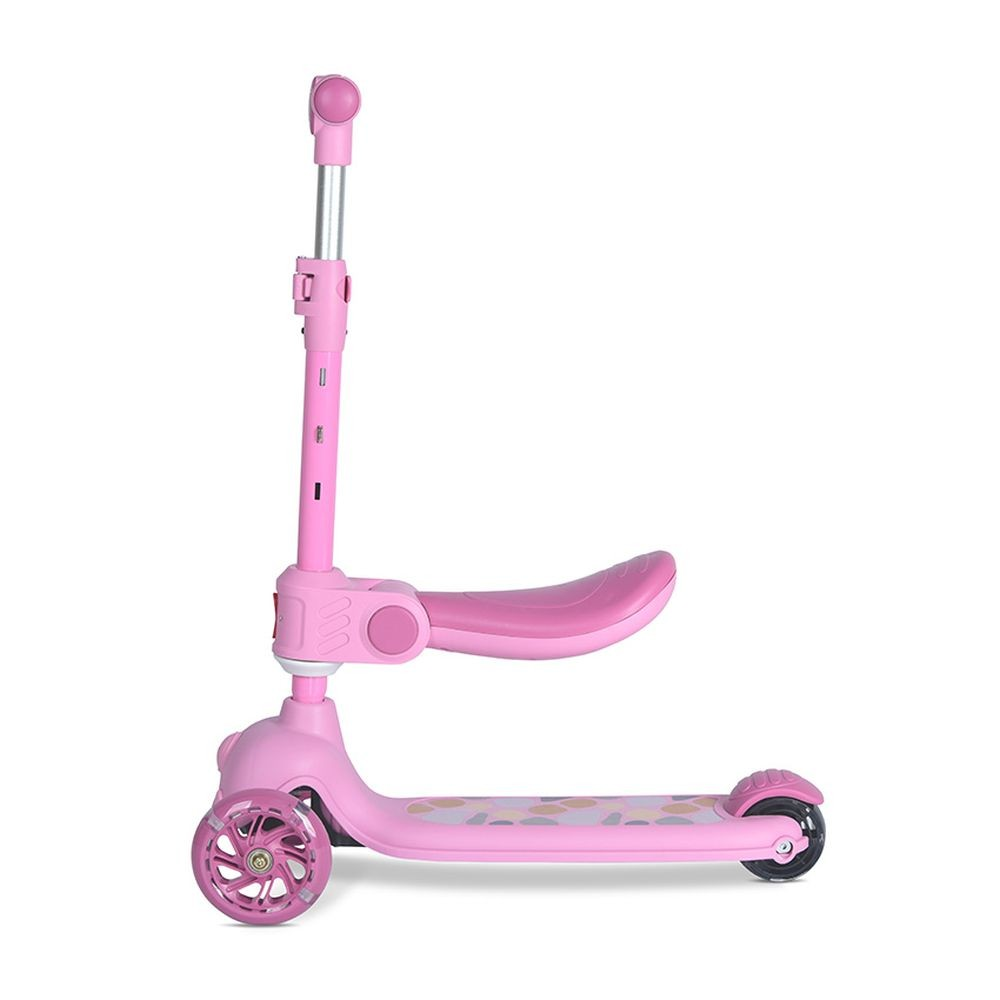Un patinete rosa con tres ruedas. Tiene asiento y manillar. Las ruedas son transparentes. El fondo es blanco.