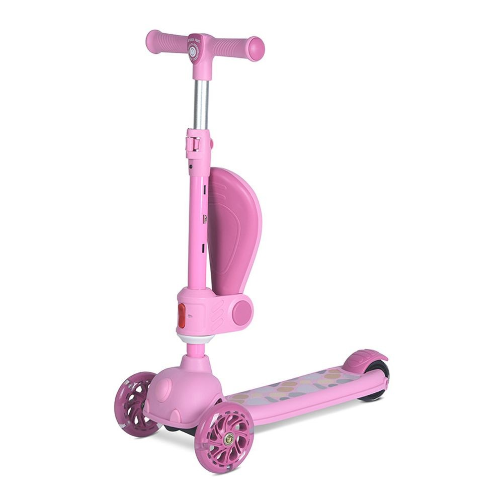 Un patinete rosa para niños, con tres ruedas. Tiene manillar, asiento y plataforma. Las ruedas también son rosas.