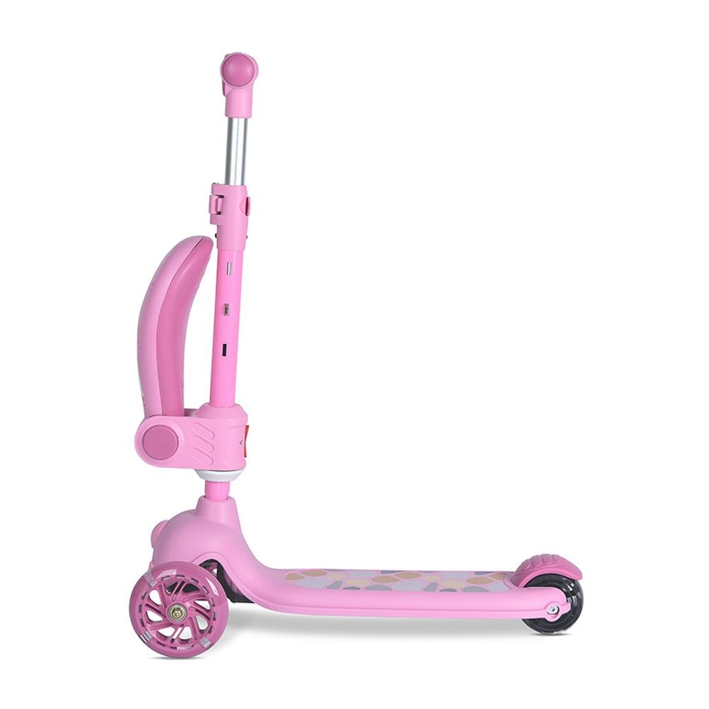 Un patinete rosa sobre un fondo blanco. Tiene tres ruedas y un manillar. El patinete está diseñado para niños.