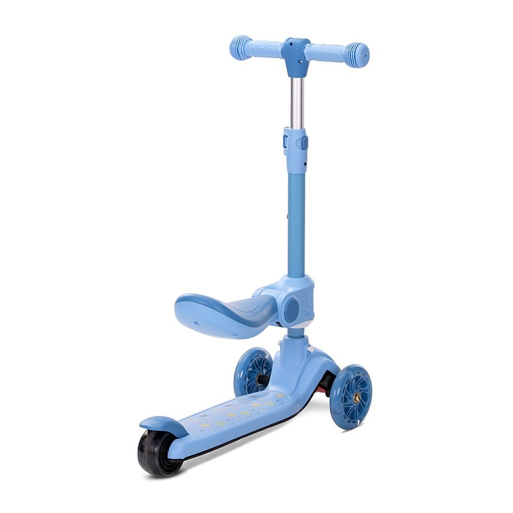 Un patinete azul claro con tres ruedas, un asiento y manillar. Está diseñado para niños y se encuentra sobre un fondo blanco.